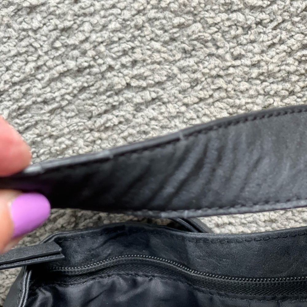 BUENO CONVERTIBLE BAG-Black. Carry Handle & Adjustable Strap. Zippered close. - Picture 8 of 9